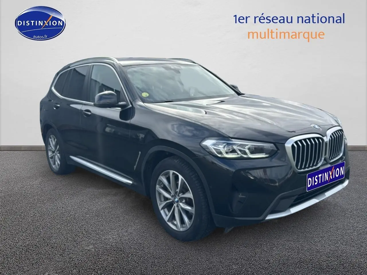 BMW X3 noir en vue 3/4 avant droit, mettant en valeur ses phares LED et sa calandre distinctive.