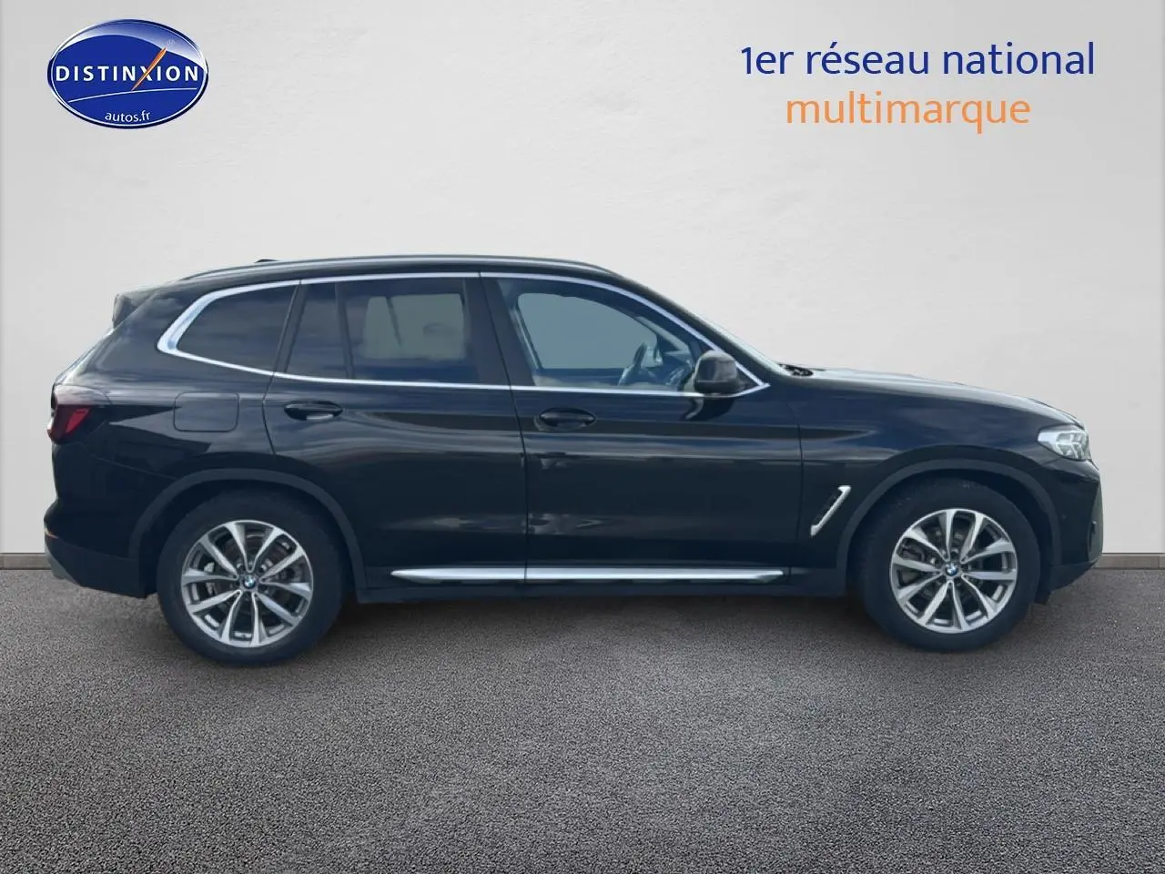 Profil côté gauche du BMW X3 noir 2024 avec jantes alliage et vitres surteintées sur fond neutre.