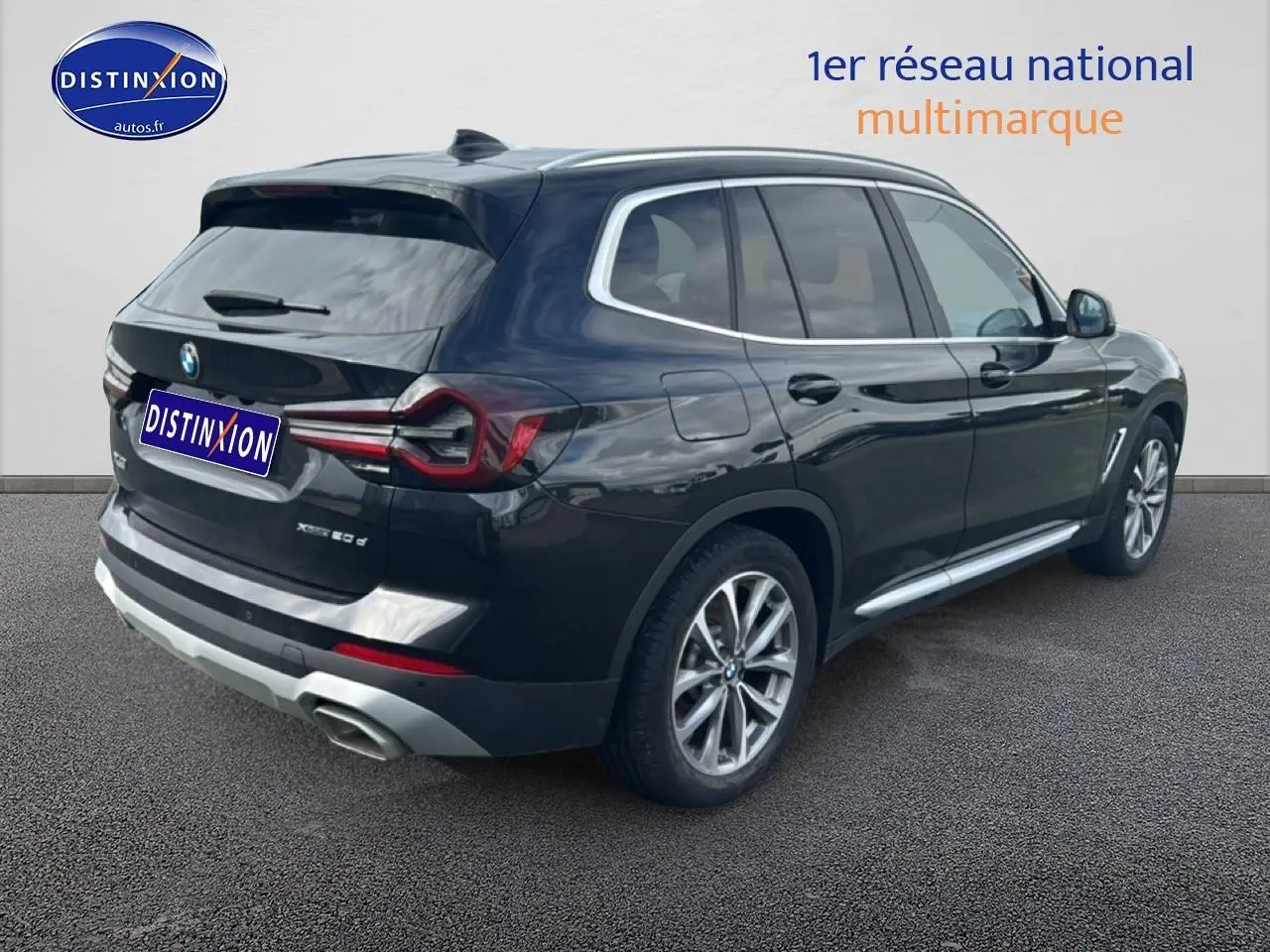 BMW X3 xDrive20d noir vue 3/4 arrière droit avec jantes alu et sorties d'échappement chromées