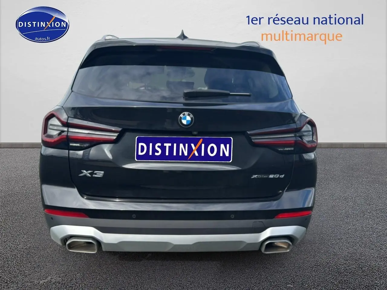 Vue arrière d'un BMW X3 noir 2024 avec double sortie d'échappement et feux arrière LED distinctifs.