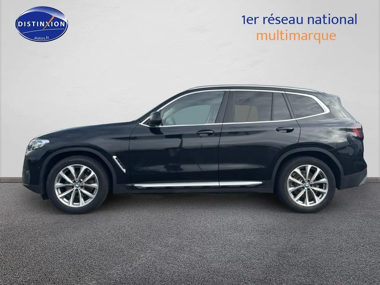 BMW X3 noir vu de profil côté gauche, avec jantes alu et vitres arrière surteintées sur fond neutre.