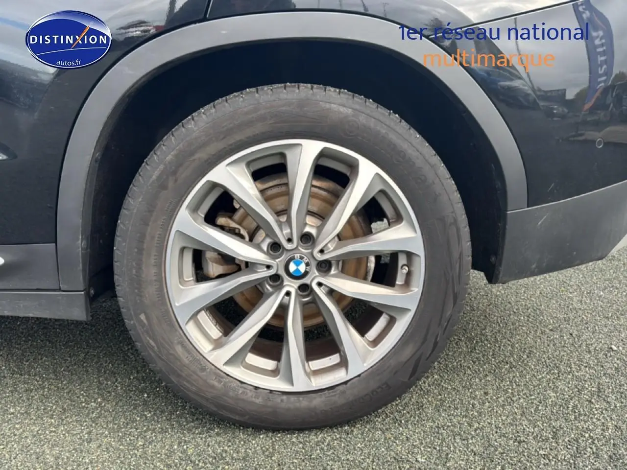 Gros plan sur la roue avant gauche avec jante alu 19 pouces du BMW X3 noir (g01) xdrive20d 2024.