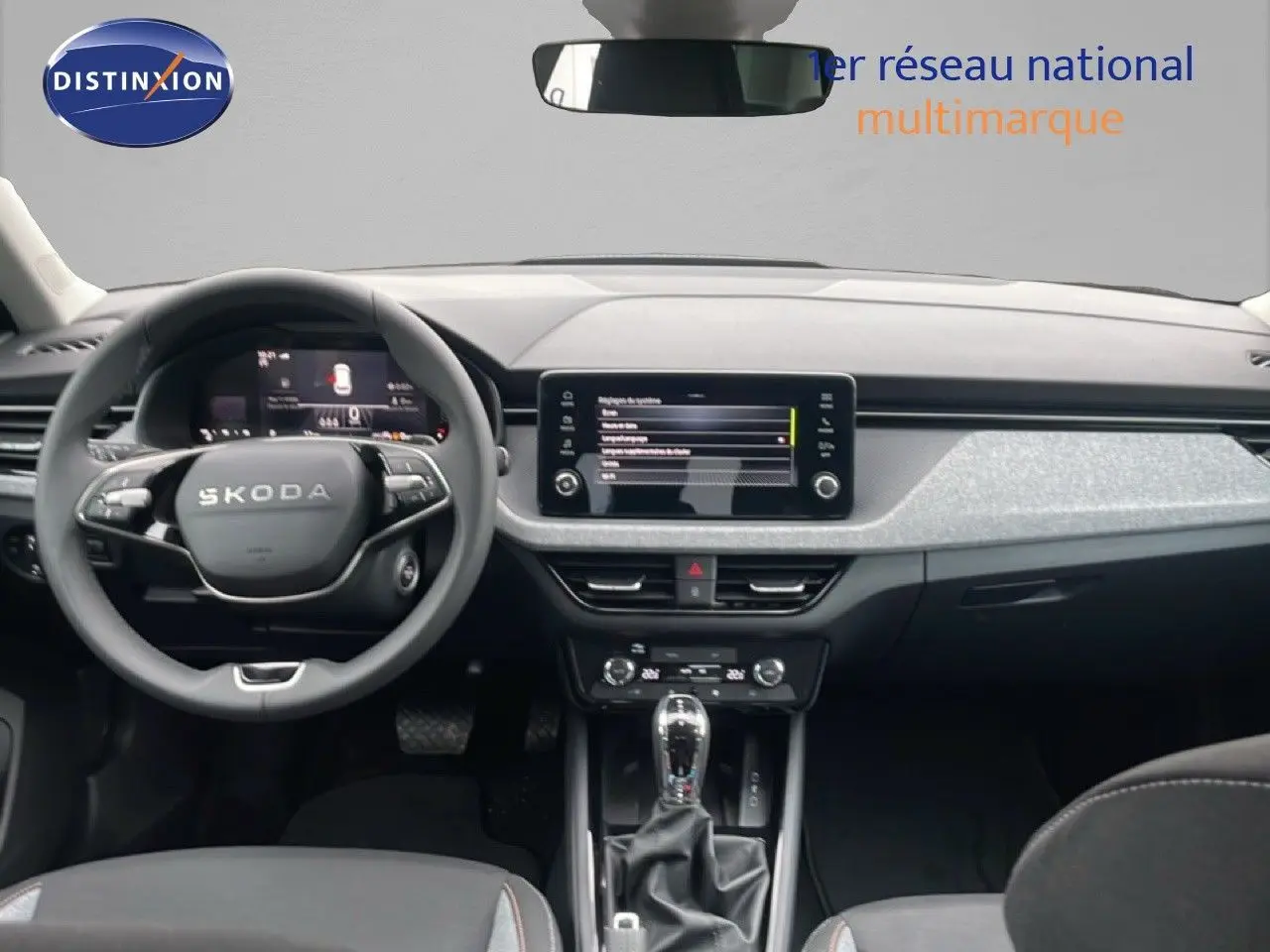 Intérieur du Skoda Kamiq 2025 en vue frontale, tableau de bord moderne avec écran tactile et volant multifonction noir.