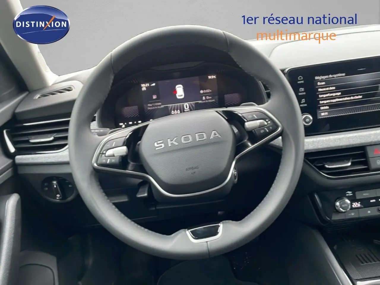 Vue rapprochée du volant gris clair SKODA KAMIQ 2025 avec tableau de bord digital et écran tactile central.