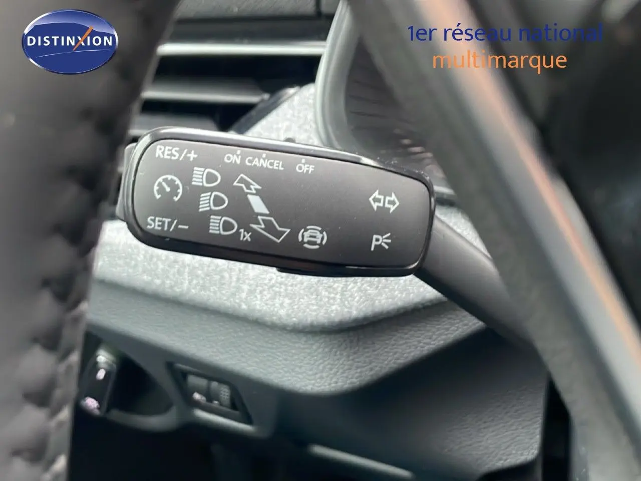 Le commodo de régulateur de vitesse et feux sur le côté gauche du volant d'un Skoda Kamiq gris graphite 2025.