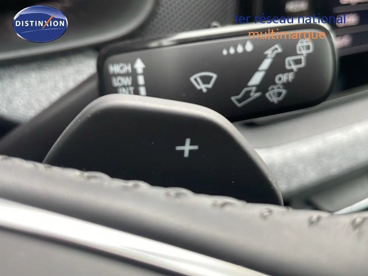 Gros plan sur la palette de changement de vitesse droite avec commandes d’essuie-glace du Skoda Kamiq 2025 gris graphite.