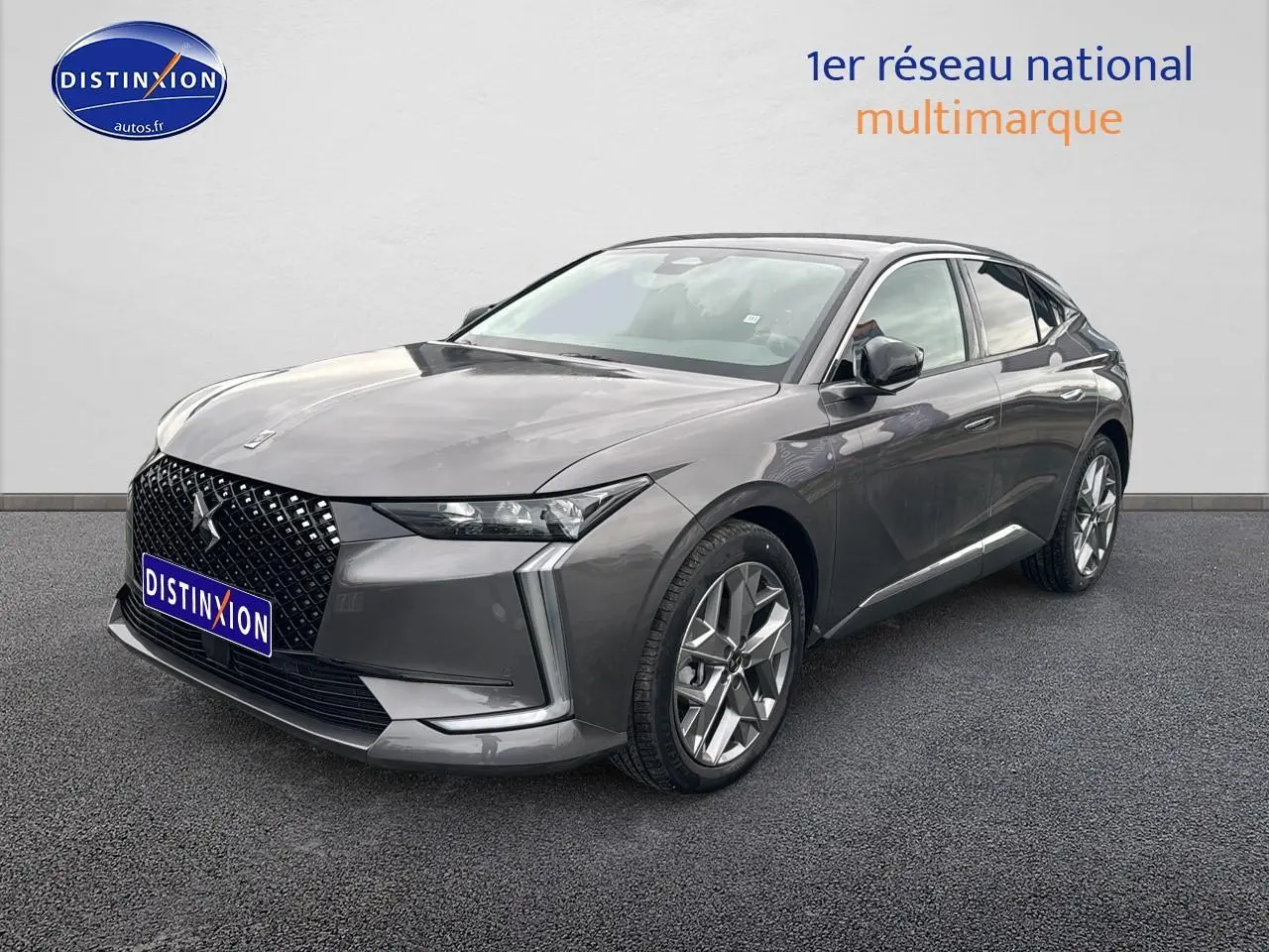 DS4 hybride gris platinium vue 3/4 avant droit avec calandre distinctive et jantes alu design.