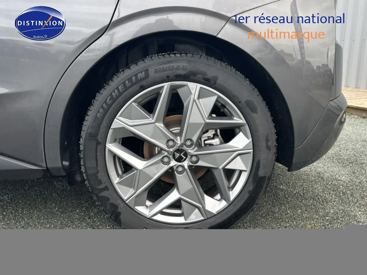 Gros plan sur la roue arrière droite gris platinium du DS4 2024 avec jante alu au design géométrique.