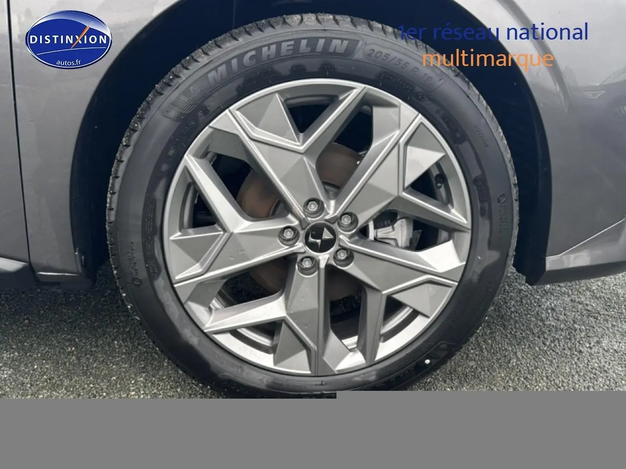 Gros plan sur la jante alu au design géométrique du côté gauche d'une DS4 gris platinium 2024 hybride automatique.