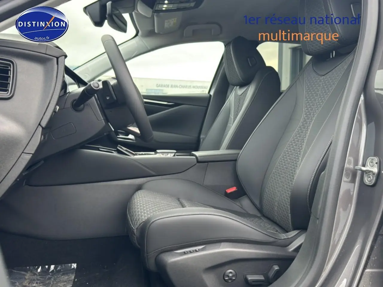 Vue intérieure côté conducteur du DS4 2024 gris platinium, mettant en valeur les sièges en cuir et le volant.