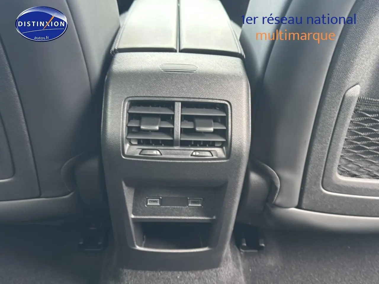 Vue rapprochée de la console arrière noire avec bouches d’aération et ports USB du DS4 Hybride 2024 gris platinium.