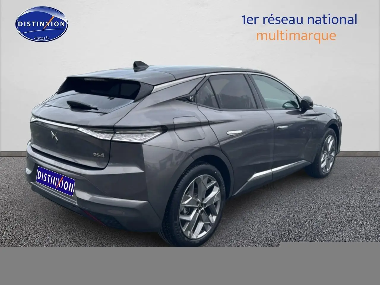 Vue 3/4 arrière droite d'une DS4 2024 gris platinium avec feux arrière LED et jantes alliage distinctives.