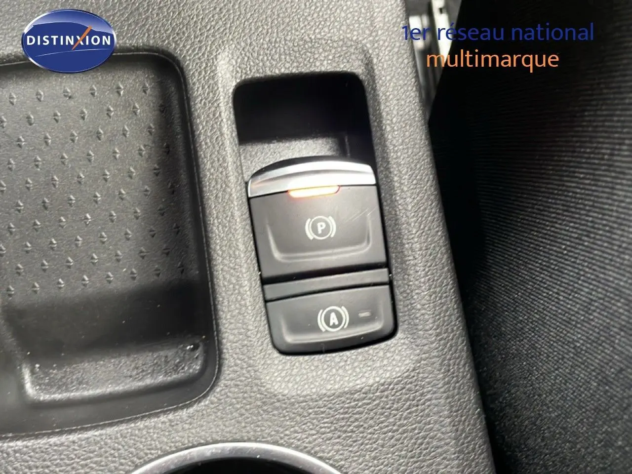 Gros plan sur les commandes de frein à main électrique et d'arrêt/relance automatique dans l'habitacle d'une Renault Symbioz 2025.