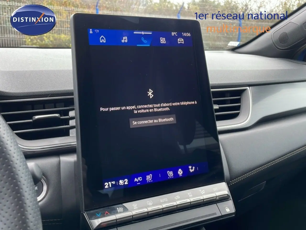 Vue intérieure centrée sur l'écran tactile vertical du tableau de bord du Renault Symbioz bleu Iron Metal.