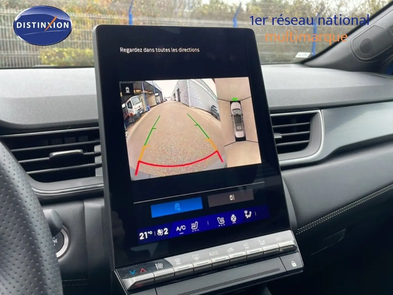 Vue intérieure centrée sur l'écran tactile affichant la caméra de recul du Renault Symbioz bleu Iron Metal, tableau de bord moderne.