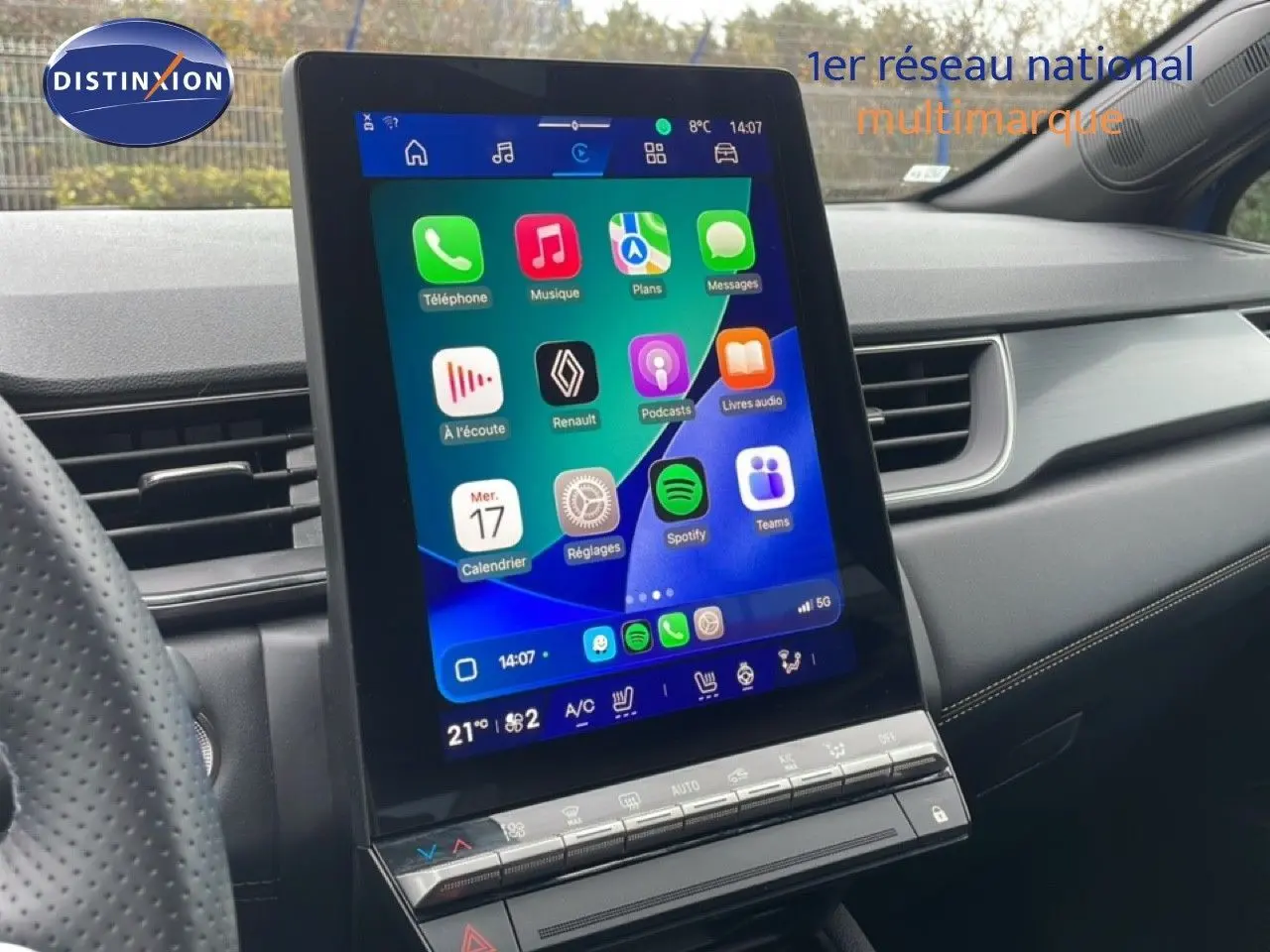 Vue intérieure centrée sur l’écran tactile vertical du tableau de bord du Renault Symbioz 2025, ambiance moderne et épurée.