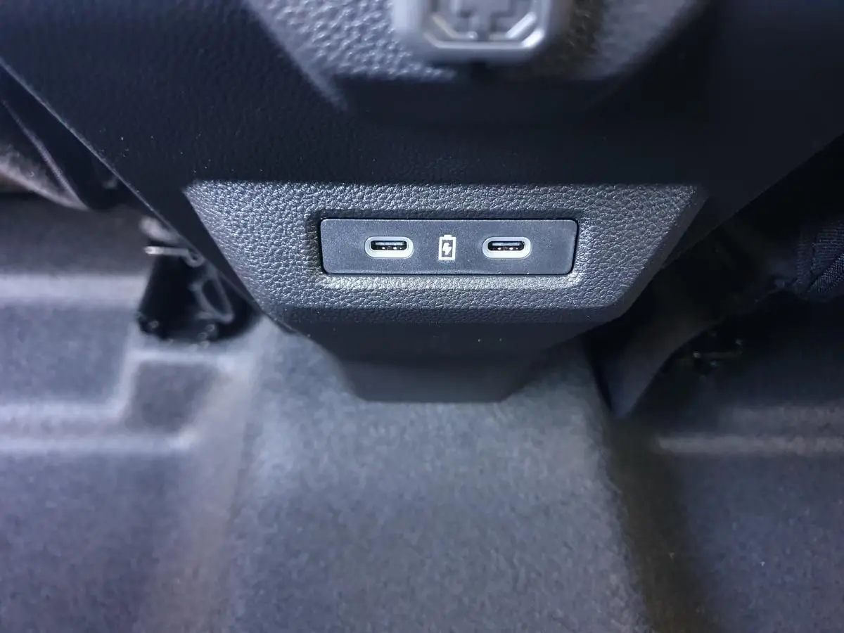 Gros plan sur les deux prises USB type C à l'arrière de la console centrale du Dacia Duster 2026.