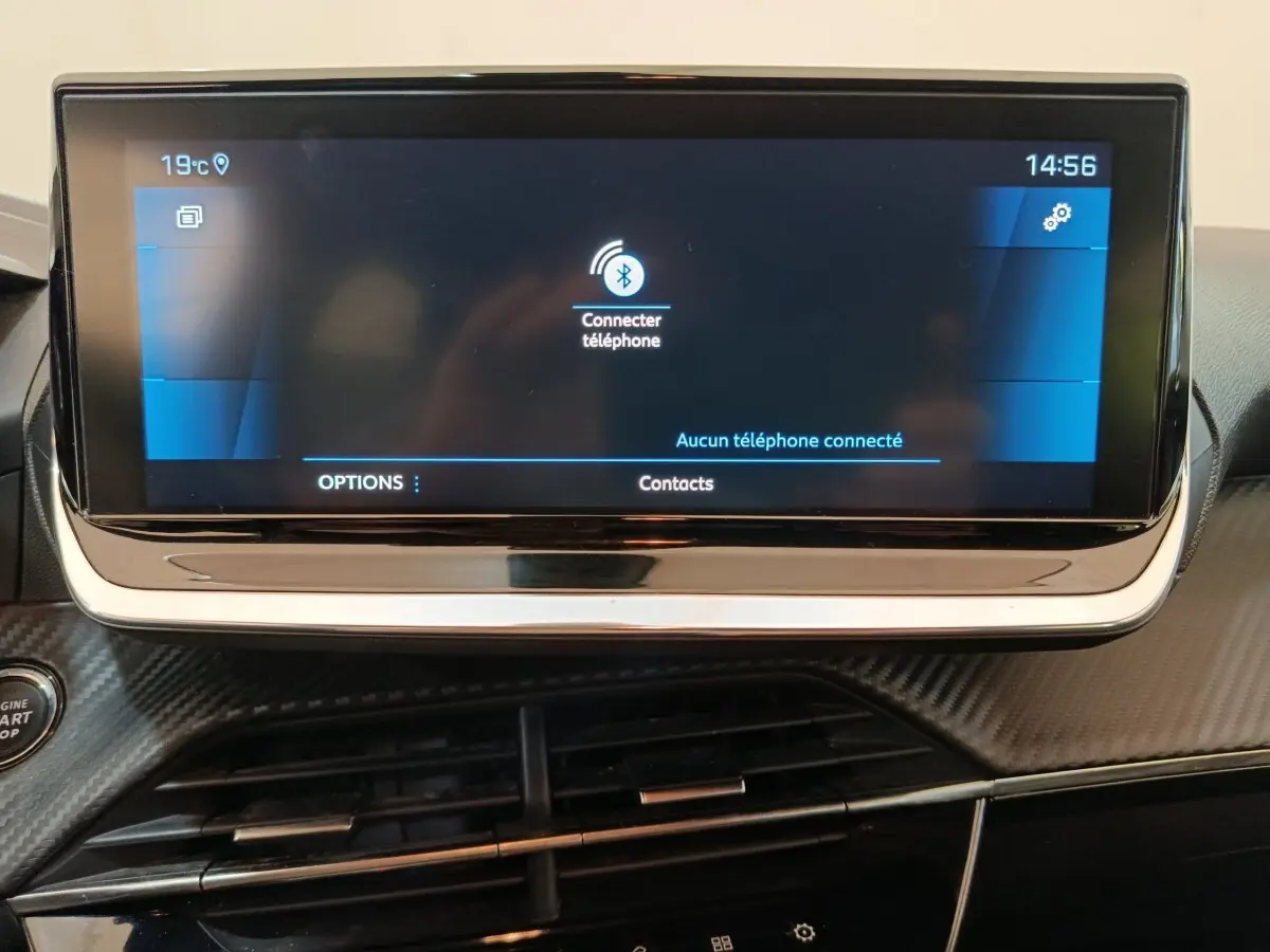 Écran tactile central de 10 pouces du tableau de bord Peugeot 208 blanc, affichant la connexion Bluetooth.