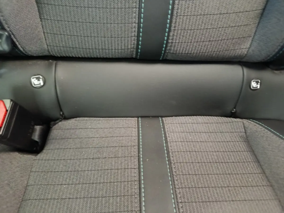 Gros plan sur la banquette arrière grise avec surpiqûres bleues du Peugeot 208 PureTech 100 S&S Allure Business.