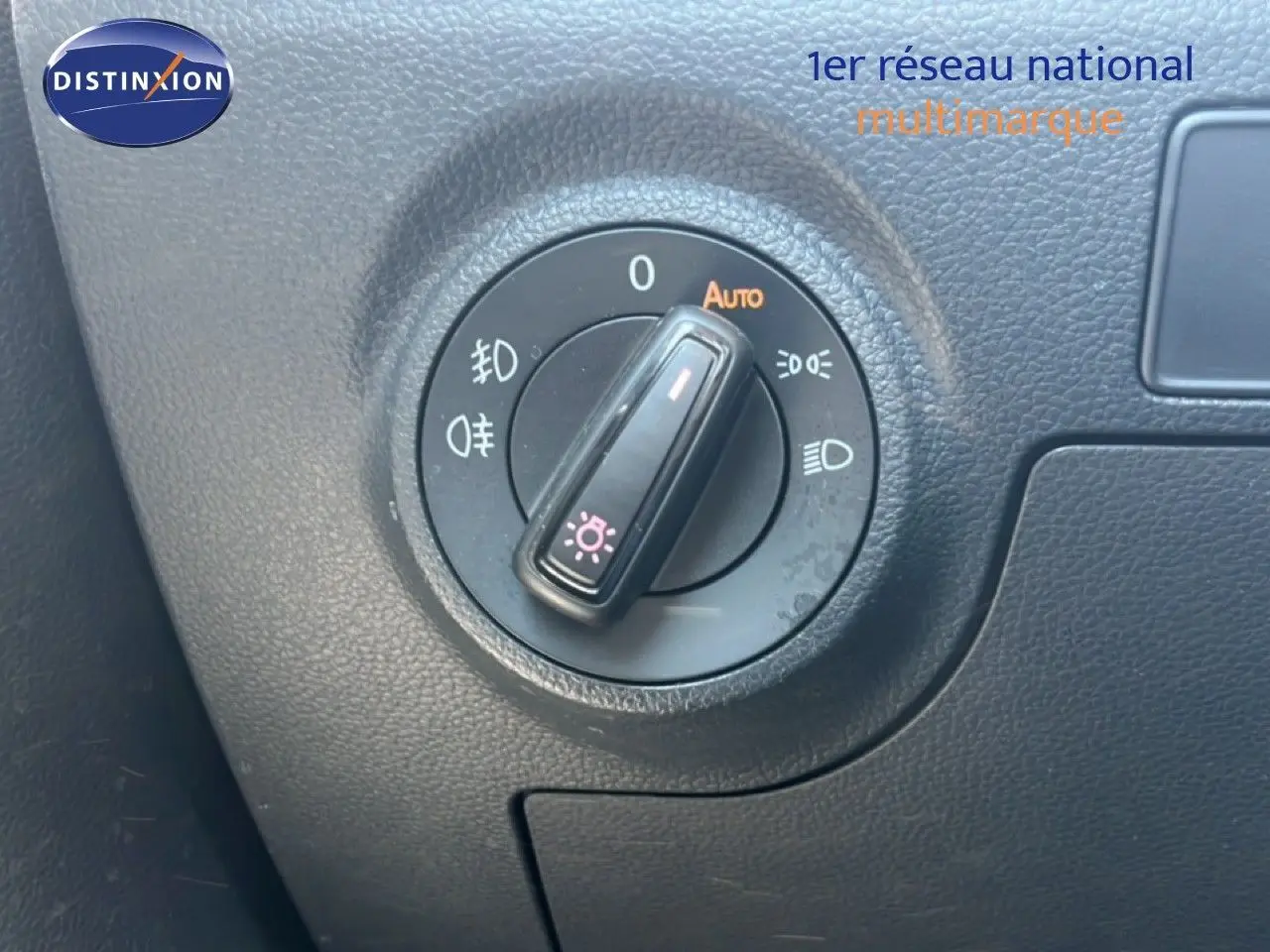 Gros plan sur le bouton de commande des phares dans l'habitacle d'une SEAT Arona gris Magnetic Metal.