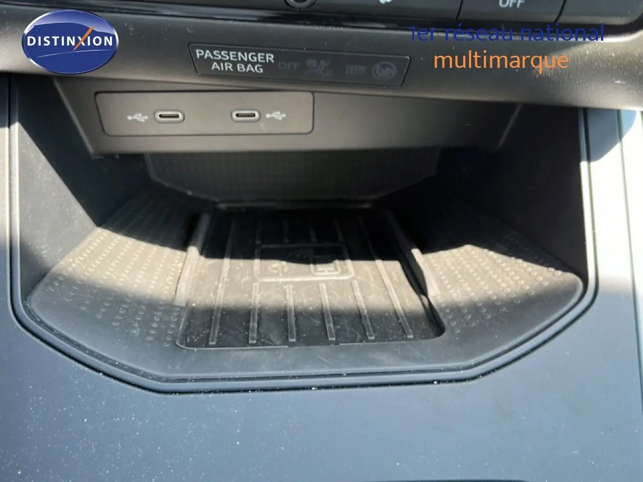 Gros plan sur la console centrale du SEAT Arona 2025, montrant le chargeur sans fil et deux ports USB-C.