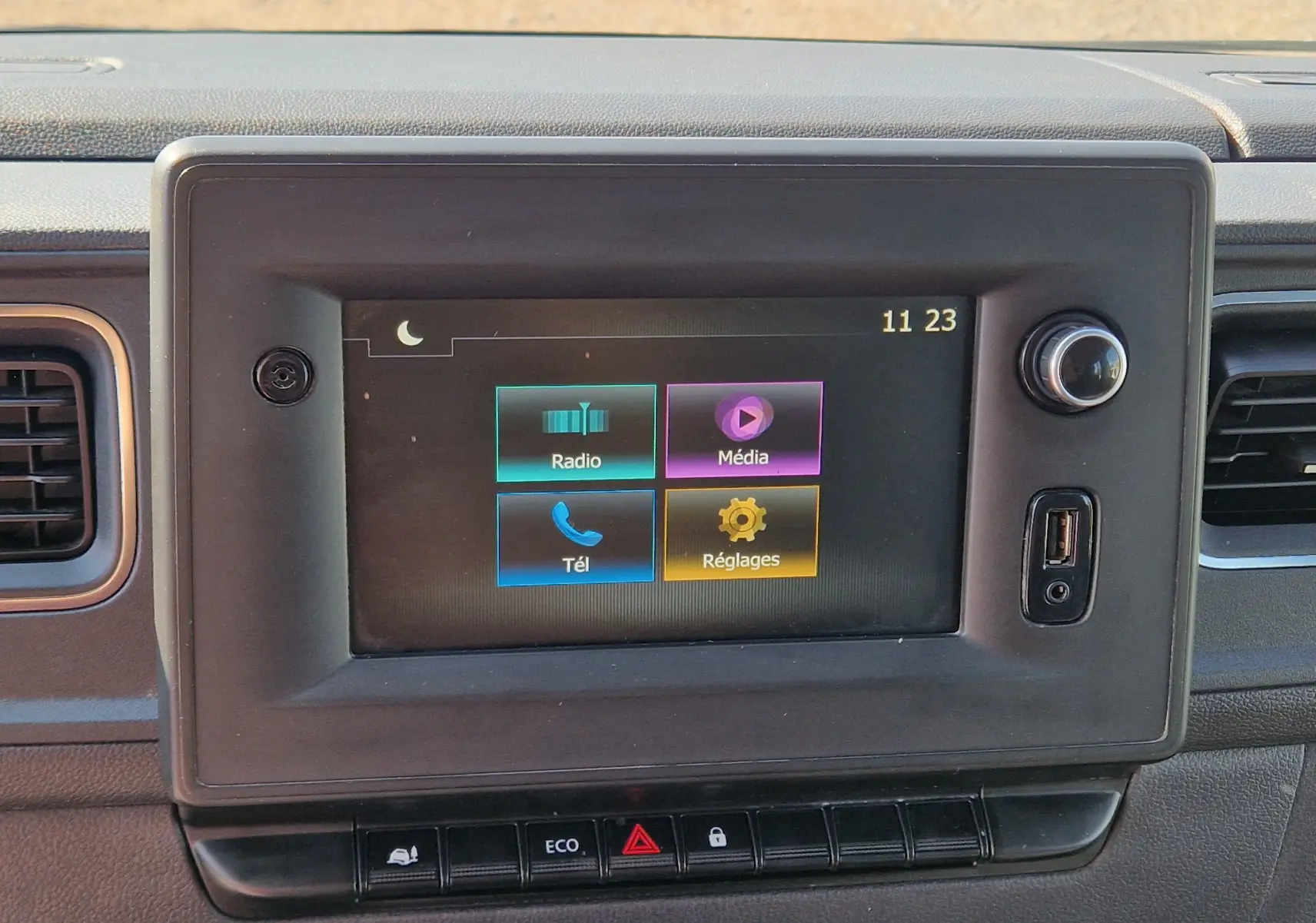 Écran tactile central du Renault Master 2022 affichant les options Radio, Média, Téléphone et Réglages, avec commandes en dessous.