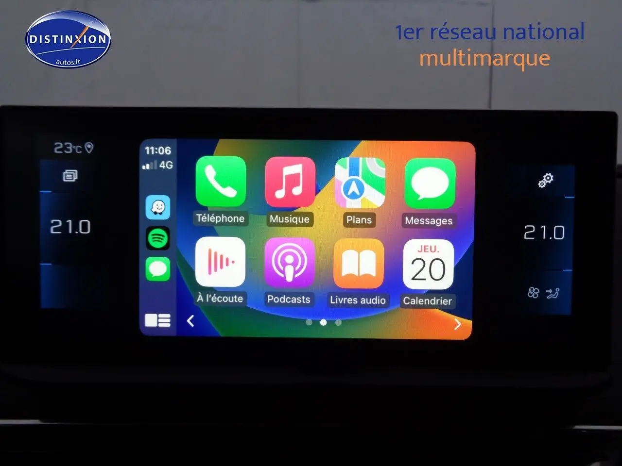 Écran tactile central du tableau de bord du Peugeot 3008 2023 affichant les applications de navigation et communication.