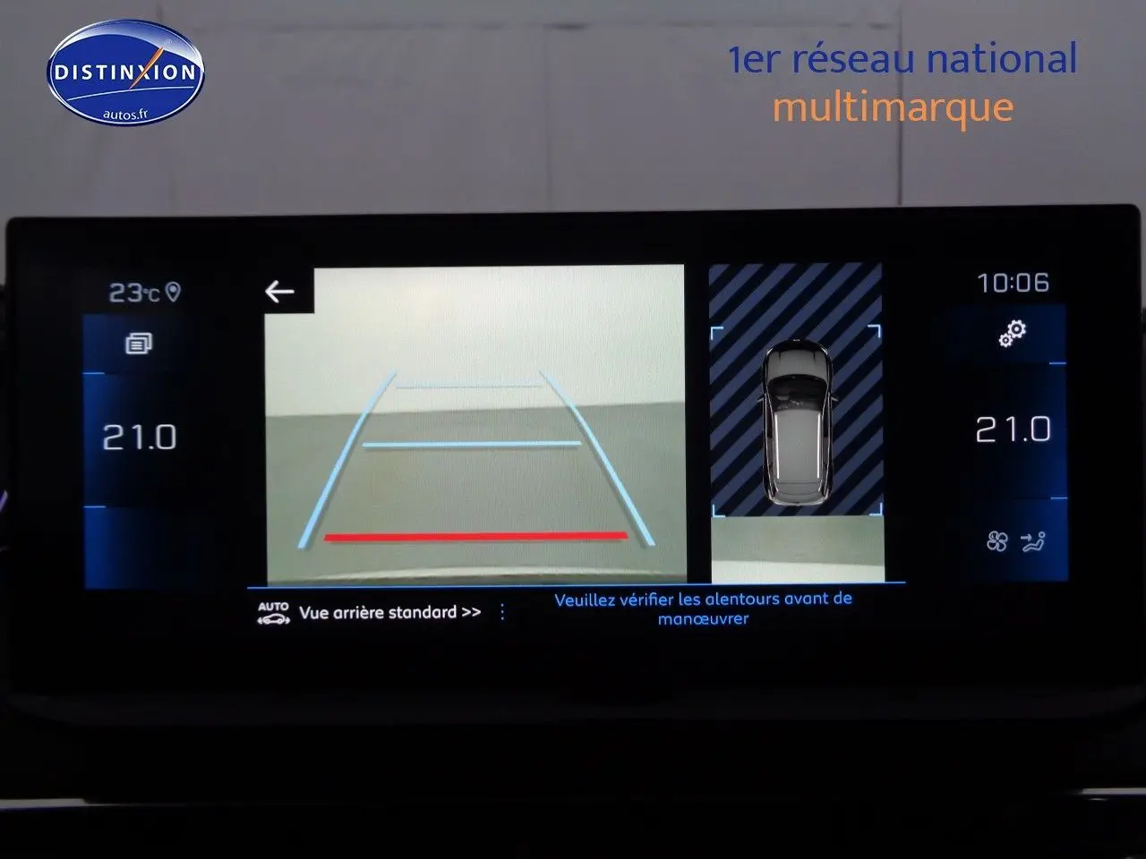 Écran de caméra de recul du Peugeot 3008 gris Artense, affichant les lignes de guidage et vue aérienne du véhicule.