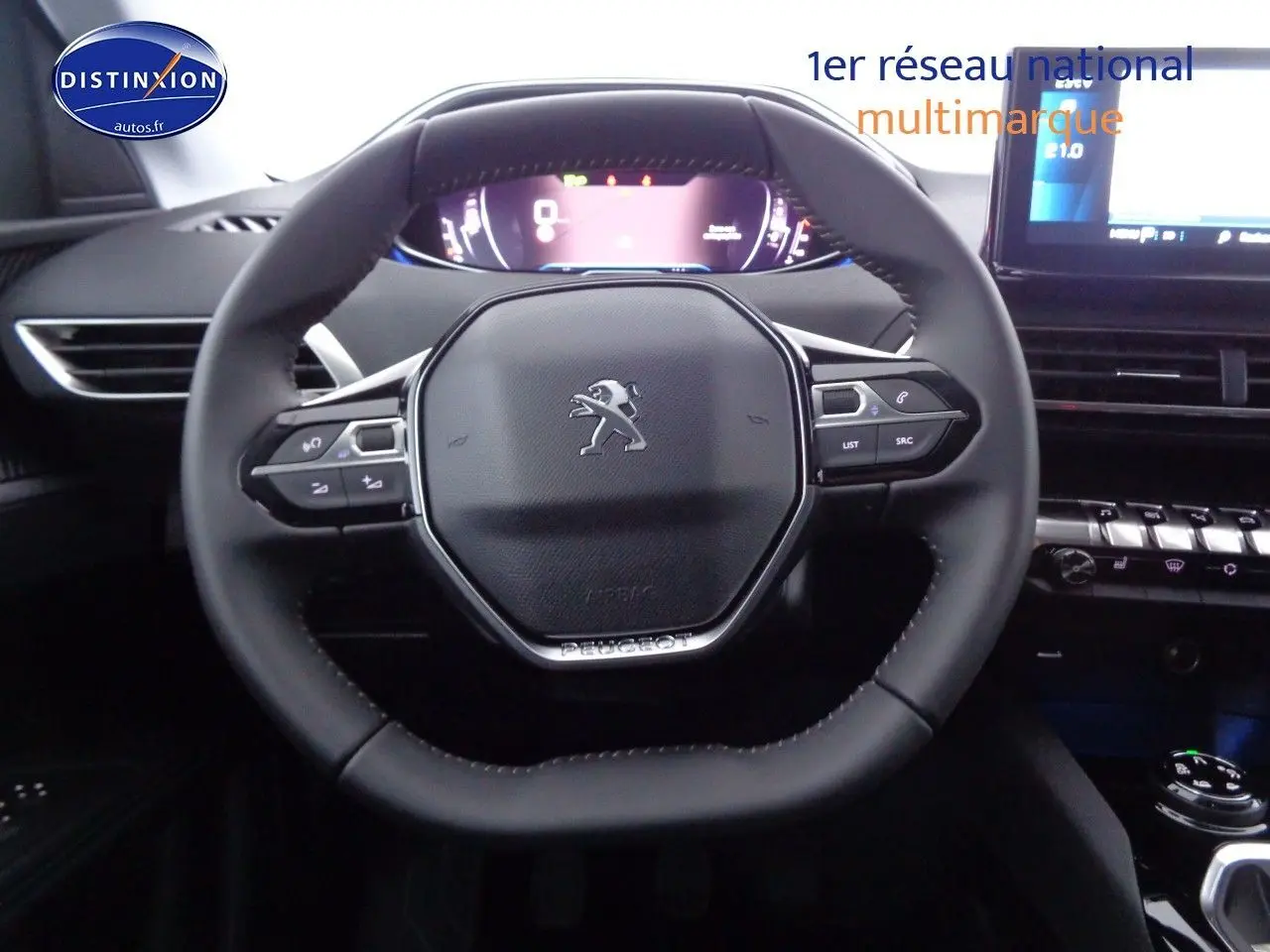 Vue rapprochée du volant Peugeot 3008 2023 avec commandes intégrées et tableau de bord numérique lumineux.