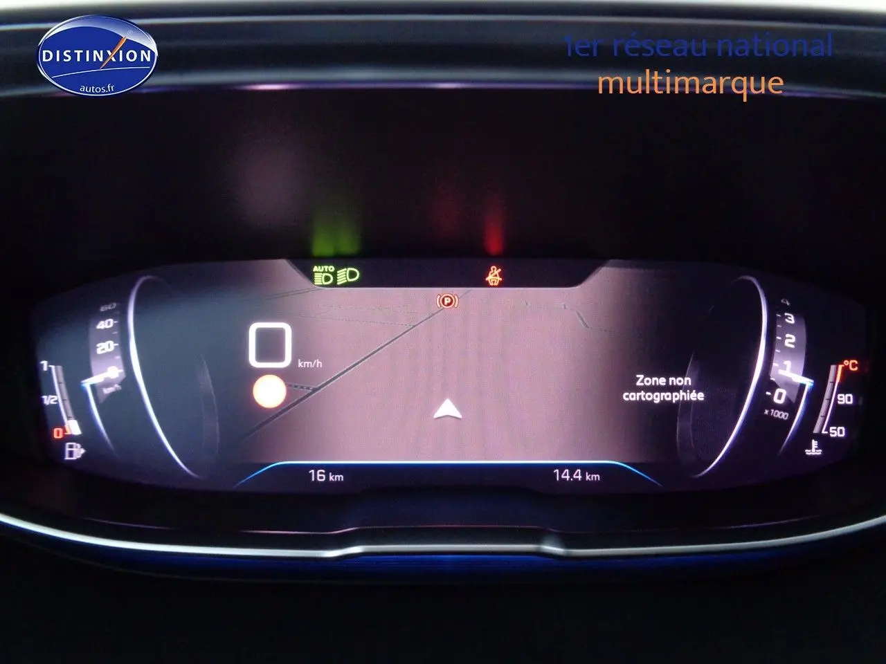 Tableau de bord numérique du Peugeot 3008 2023 affichant la vitesse, la température et une zone non cartographiée.