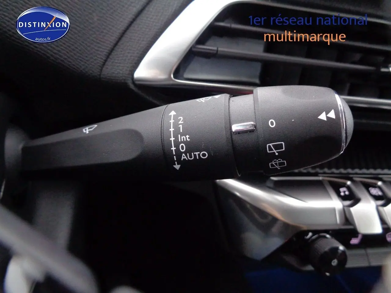 Gros plan sur la commande d'essuie-glace du Peugeot 3008 gris Artense, avec tableau de bord et aérateur en arrière-plan.