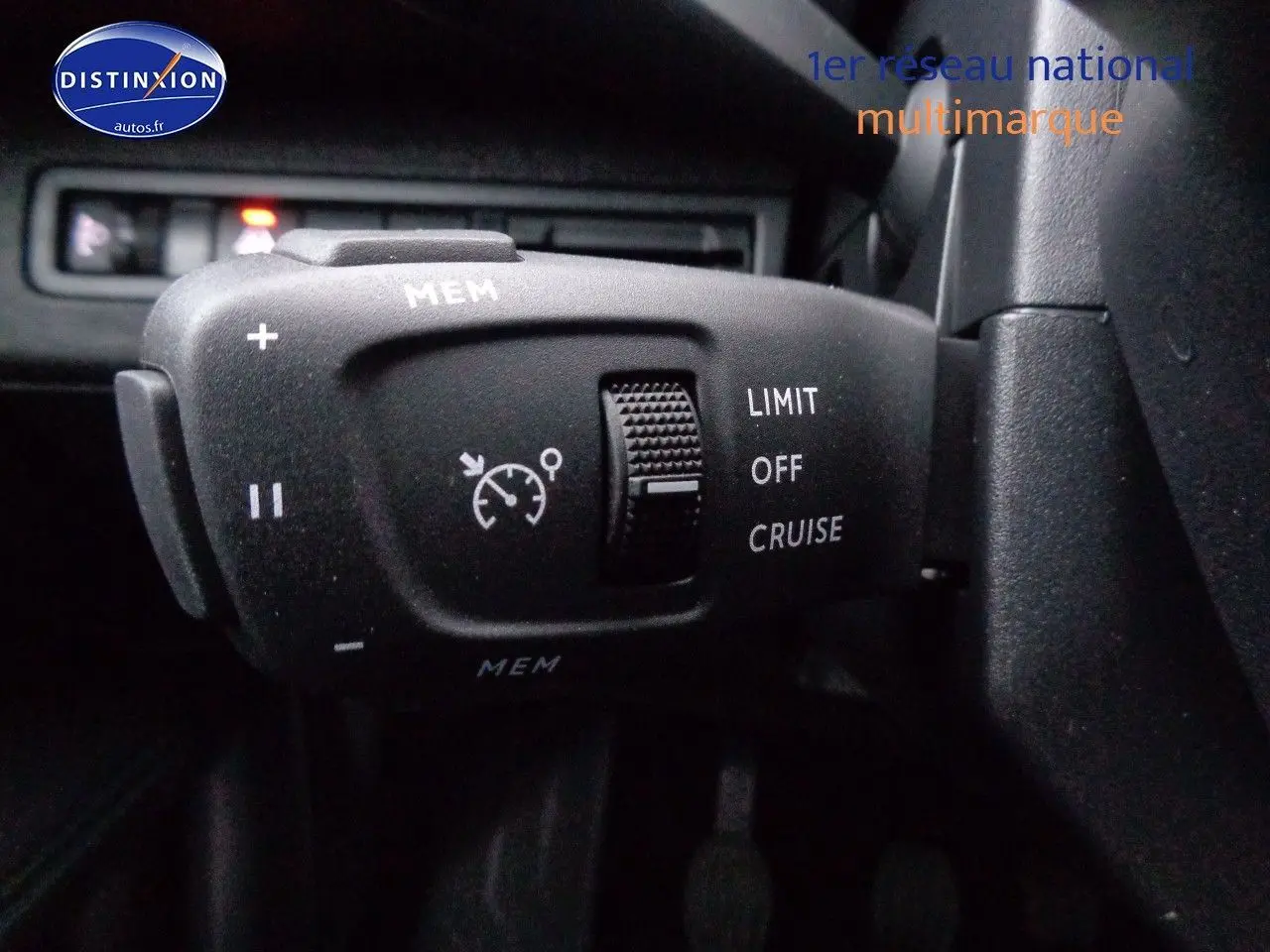 Gros plan sur la commande de régulateur de vitesse du Peugeot 3008 gris Artense, intérieur noir.