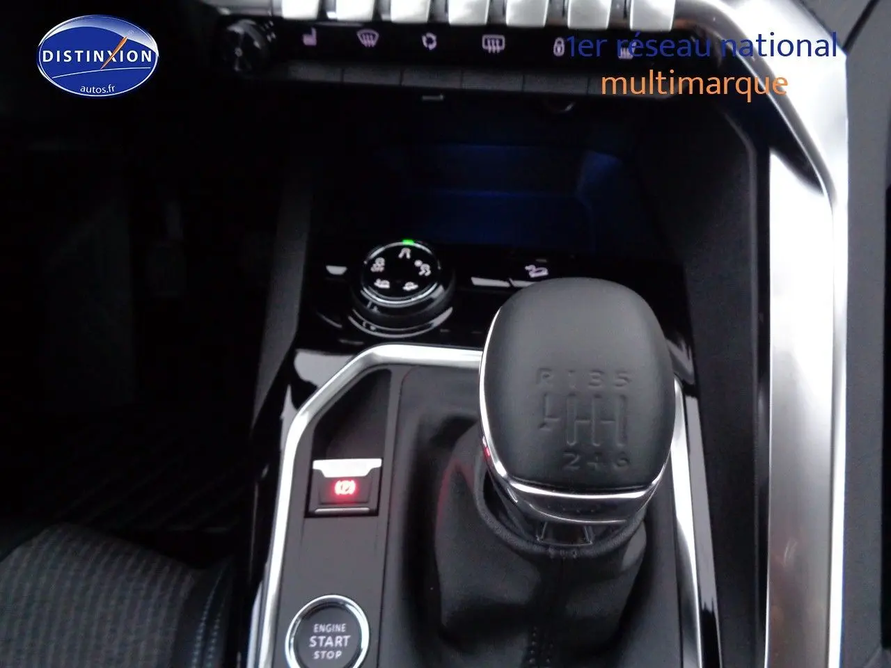 Le levier de vitesses manuel noir du Peugeot 3008 2023, entouré de commandes et d'un bouton start/stop.