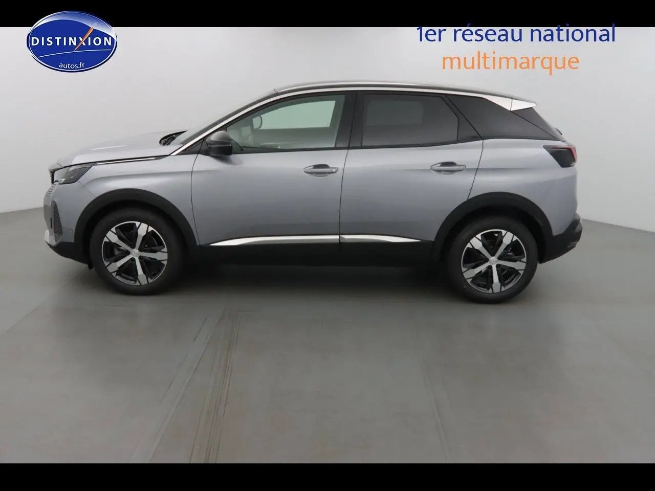 Peugeot 3008 gris Artense métal en profil côté gauche, avec jantes bi-ton et toit noir contrasté.