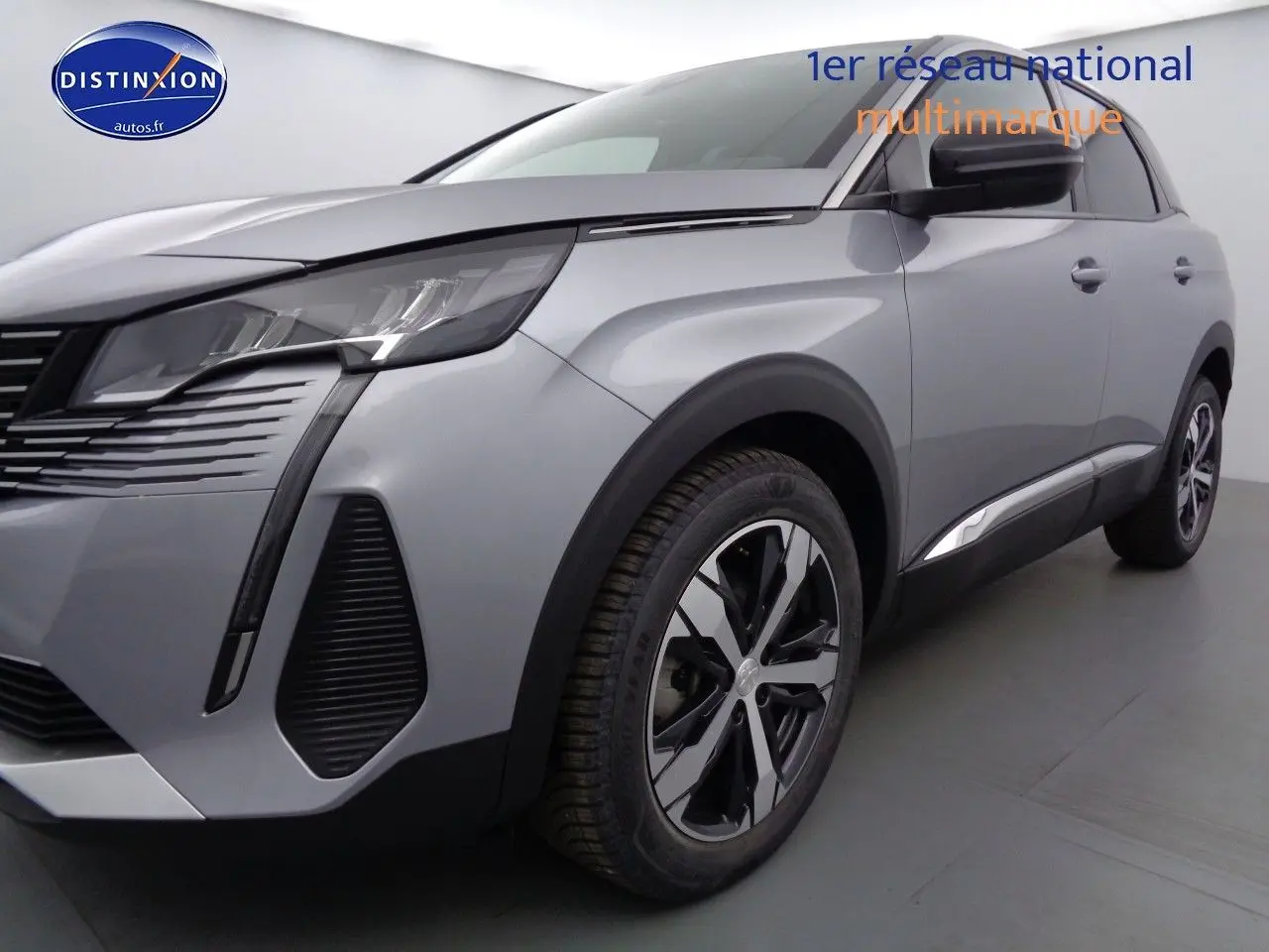Peugeot 3008 gris Artense métal en 3/4 avant droit, mettant en valeur ses phares LED et jantes biton modernes.