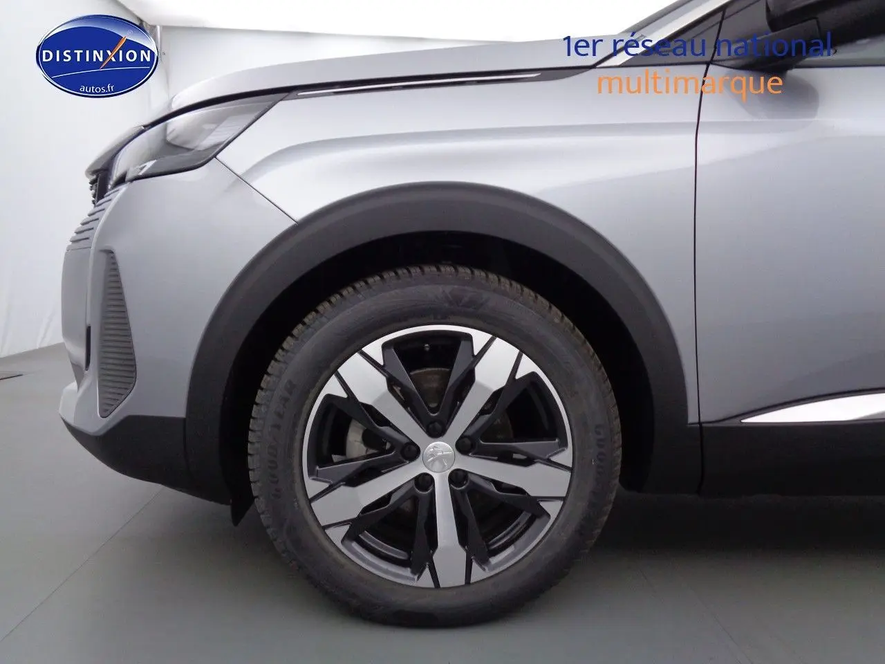 Gros plan sur la roue avant gauche du Peugeot 3008 gris Artense métal, soulignant la jante bi-ton moderne.