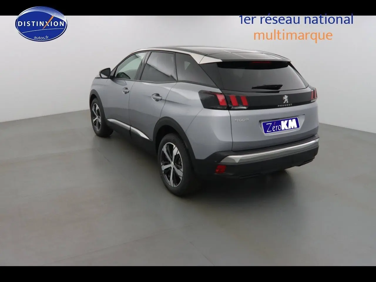 Peugeot 3008 gris Artense métal vue 3/4 arrière droit dans un studio neutre, avec feux arrière distinctifs à griffes rouges.