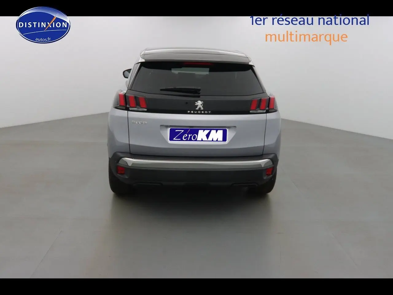 Vue arrière d'un Peugeot 3008 gris Artense Métal 2023 avec feux arrière à trois griffes et hayon fermé.