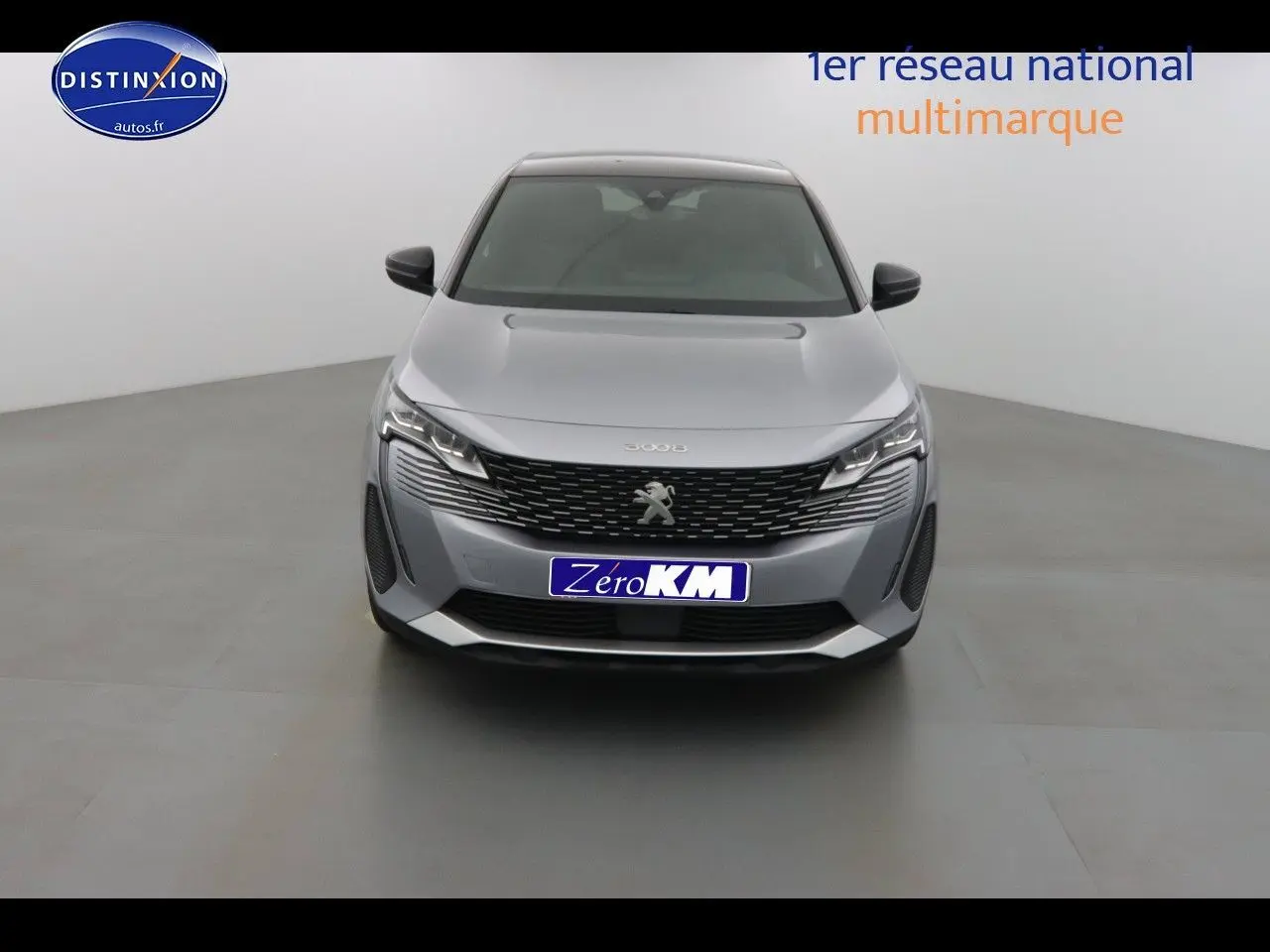 Vue frontale d'un Peugeot 3008 gris Artense métal 2023 avec calandre noire et phares LED distinctifs.