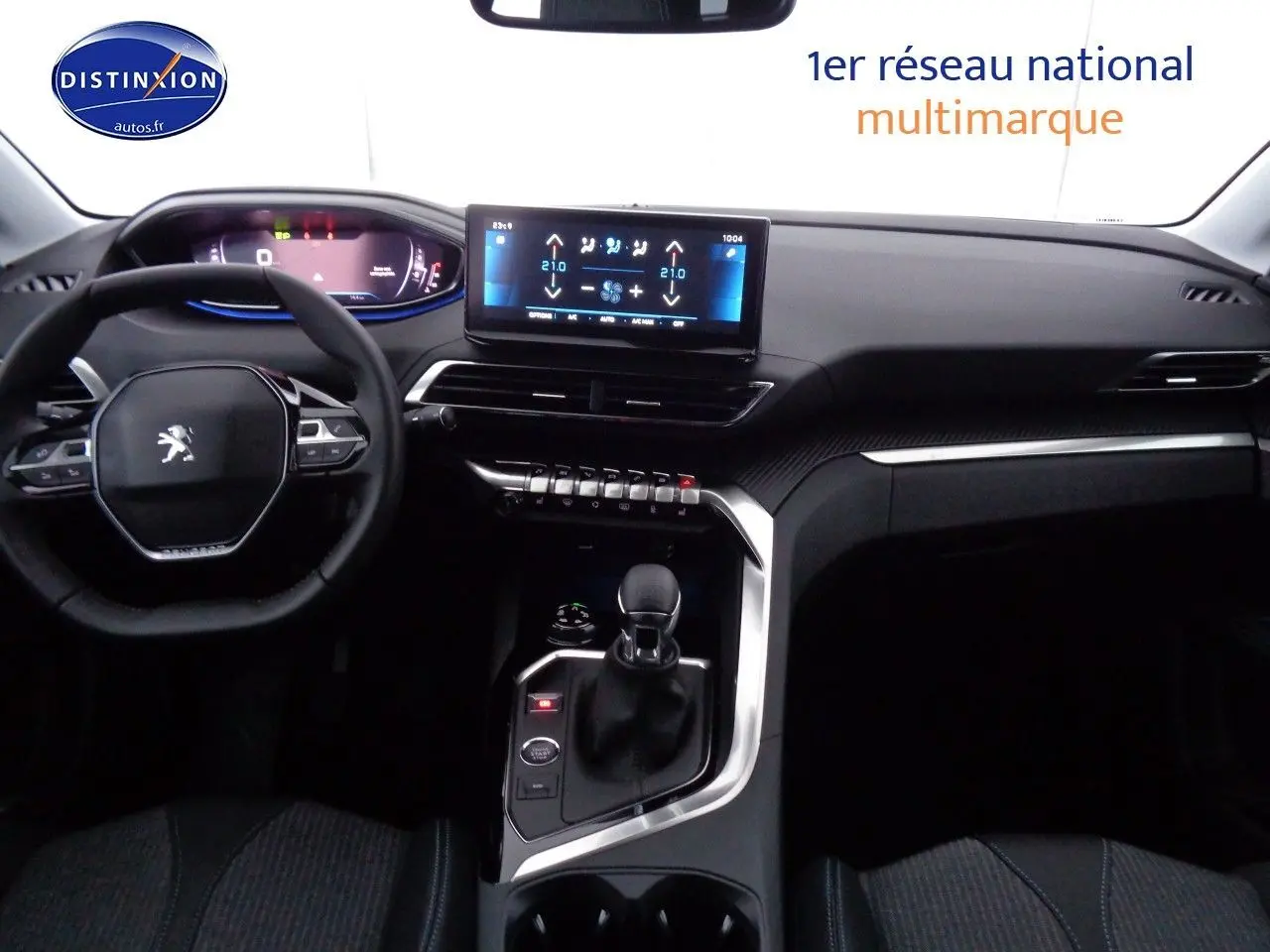Intérieur du Peugeot 3008 2023 en vue frontale, montrant le tableau de bord numérique et la console centrale moderne.