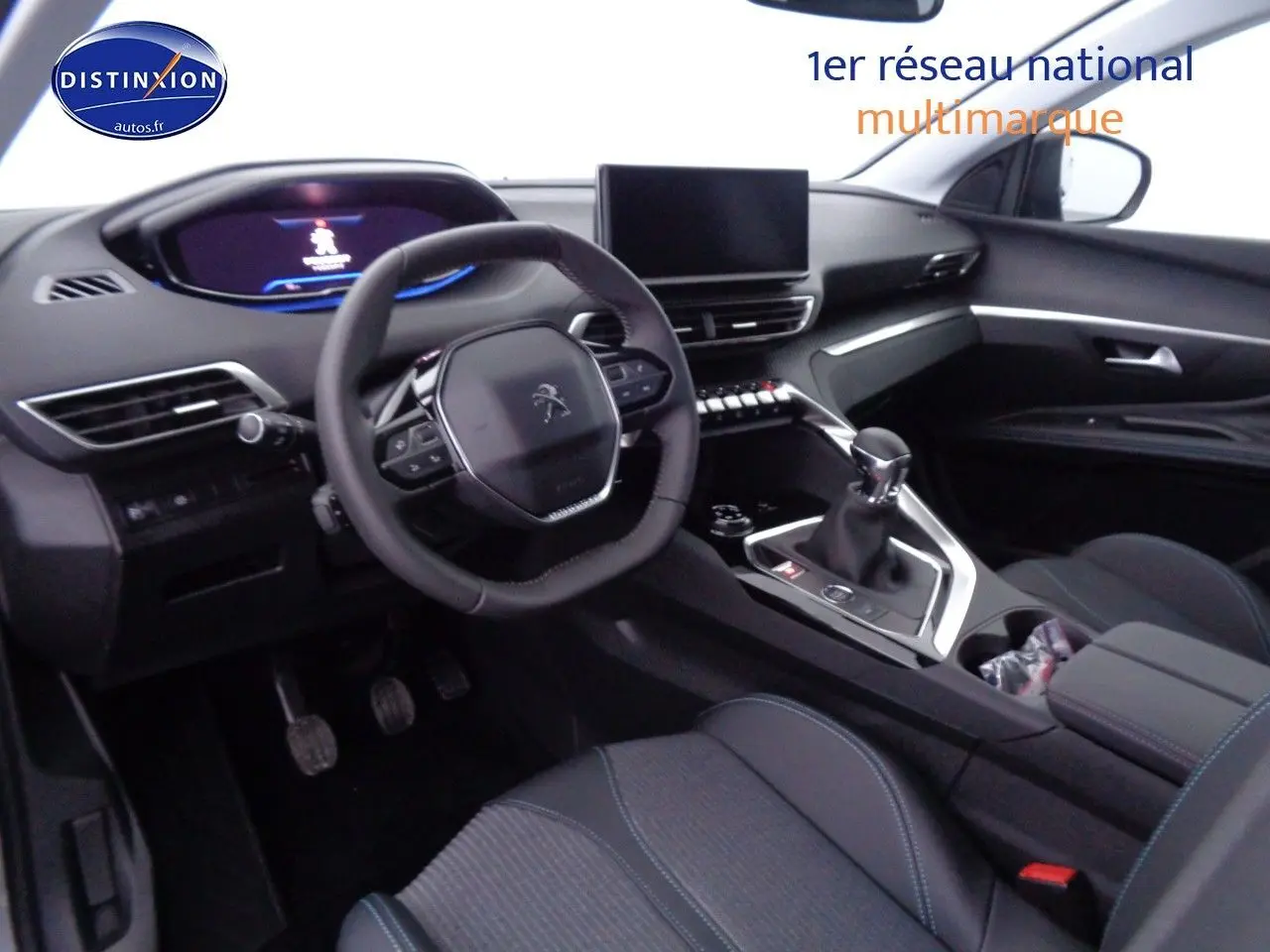 Intérieur du Peugeot 3008 2023 vu côté conducteur, avec volant compact et sellerie noire aux surpiqûres bleues.