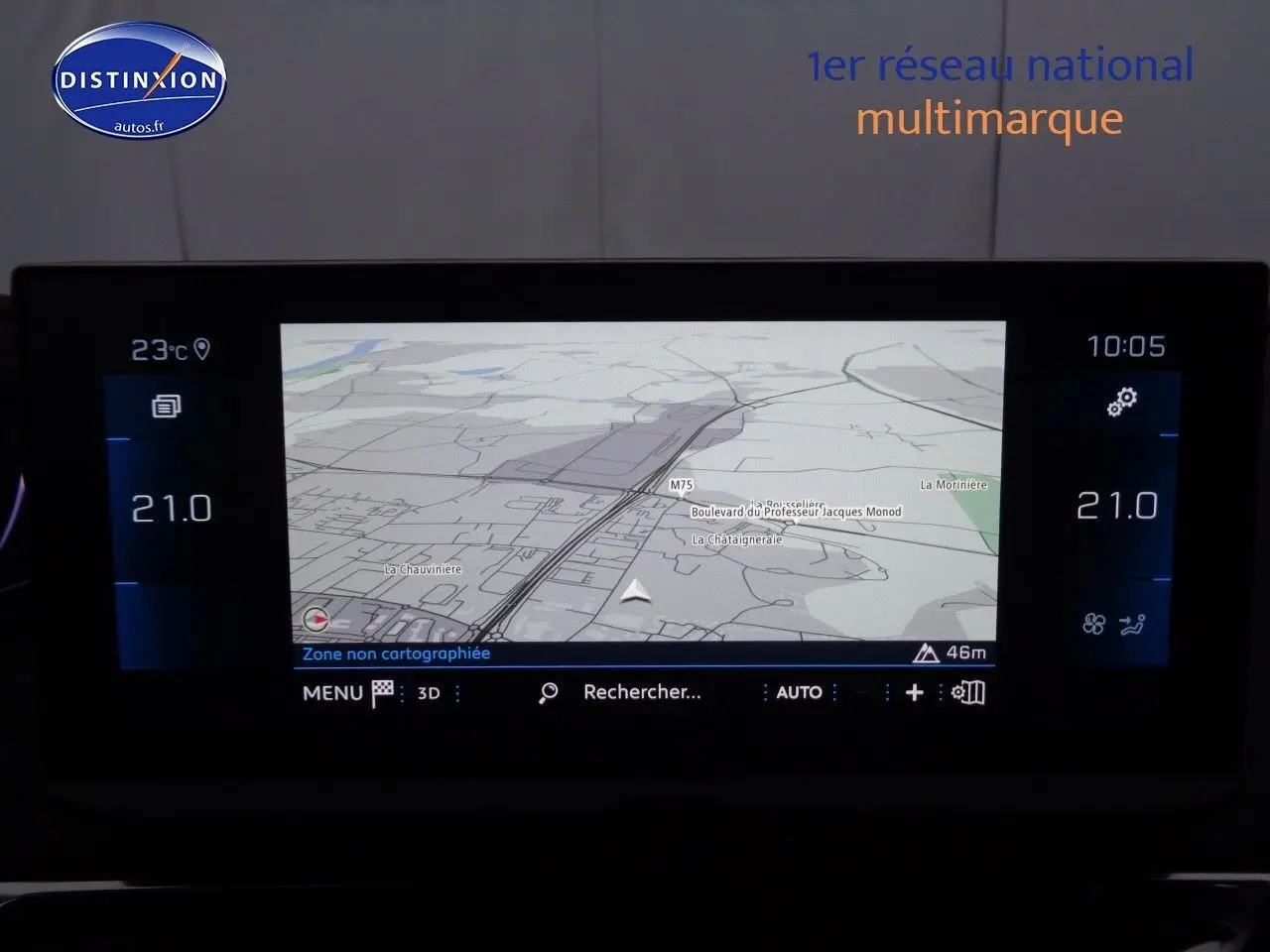 Écran tactile central du Peugeot 3008 gris Artense, affichant la navigation et la climatisation à 21°C.