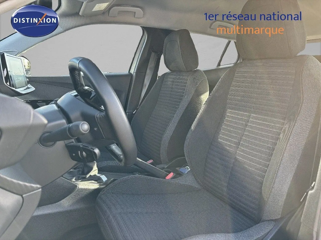 Intérieur du Peugeot 2008 2021 montrant les sièges avant en tissu noir et le volant côté gauche.