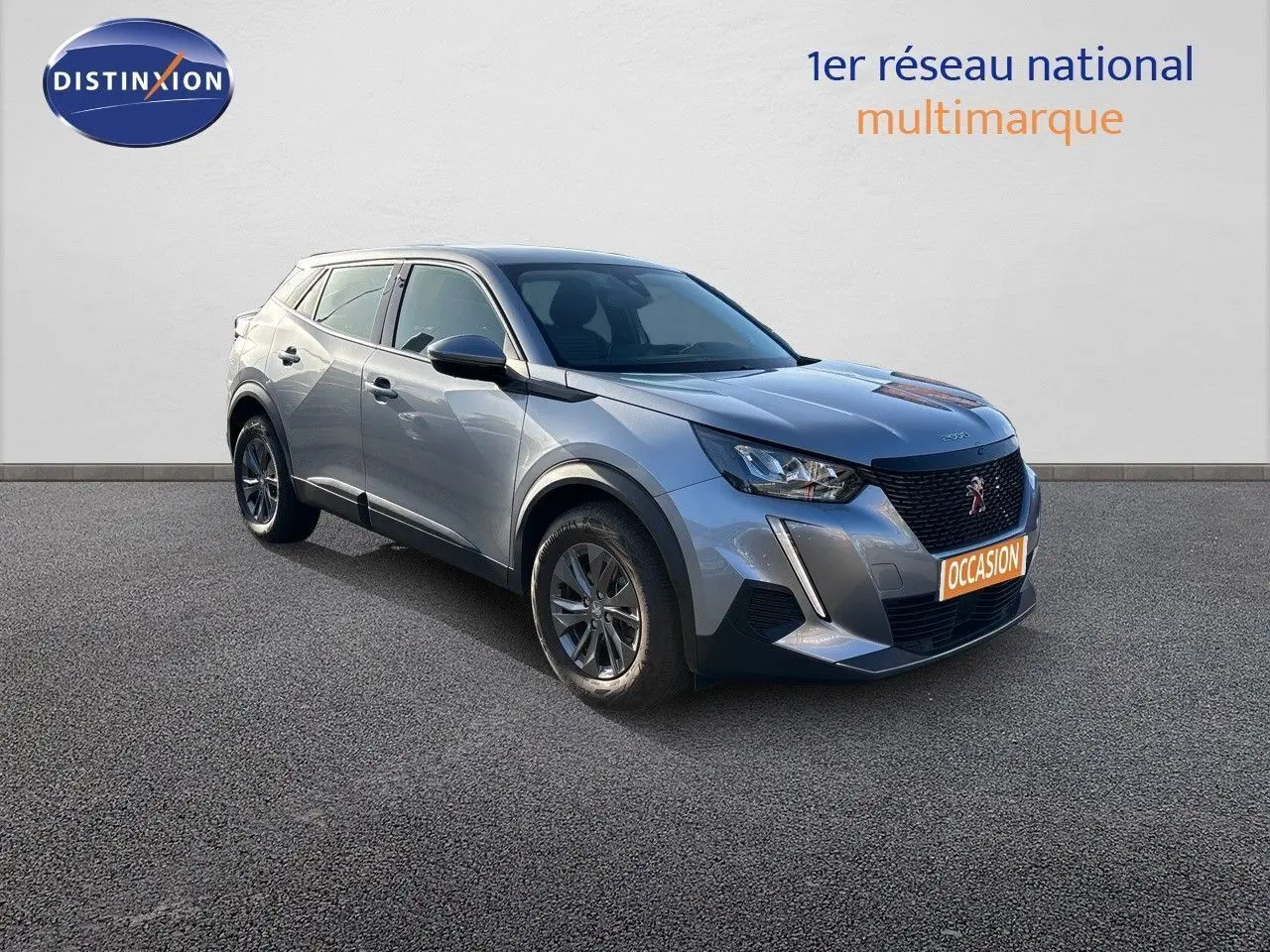 Peugeot 2008 gris Artense en 3/4 avant droit, mettant en valeur sa calandre noire et ses feux LED distinctifs.