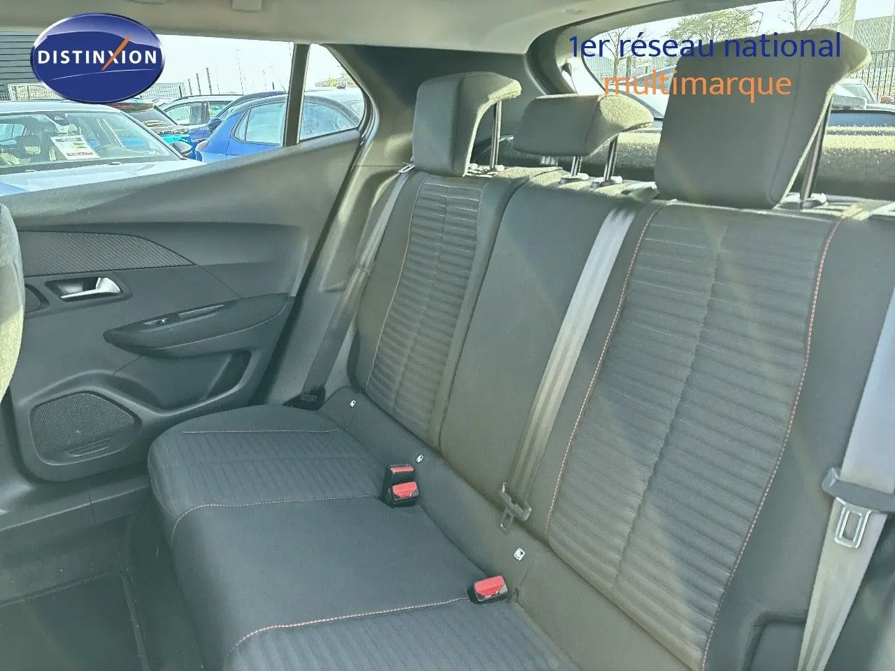 Vue intérieure sur la banquette arrière noire avec surpiqûres rouges du Peugeot 2008 gris Artense de 2021.