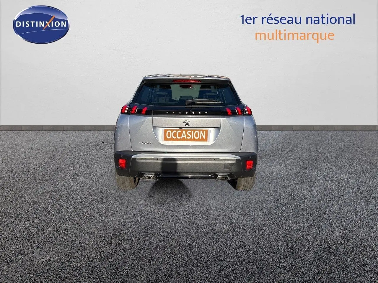 Vue arrière d'un Peugeot 2008 gris Artense de 2021 avec feux LED et plaque "OCCASION" visible.