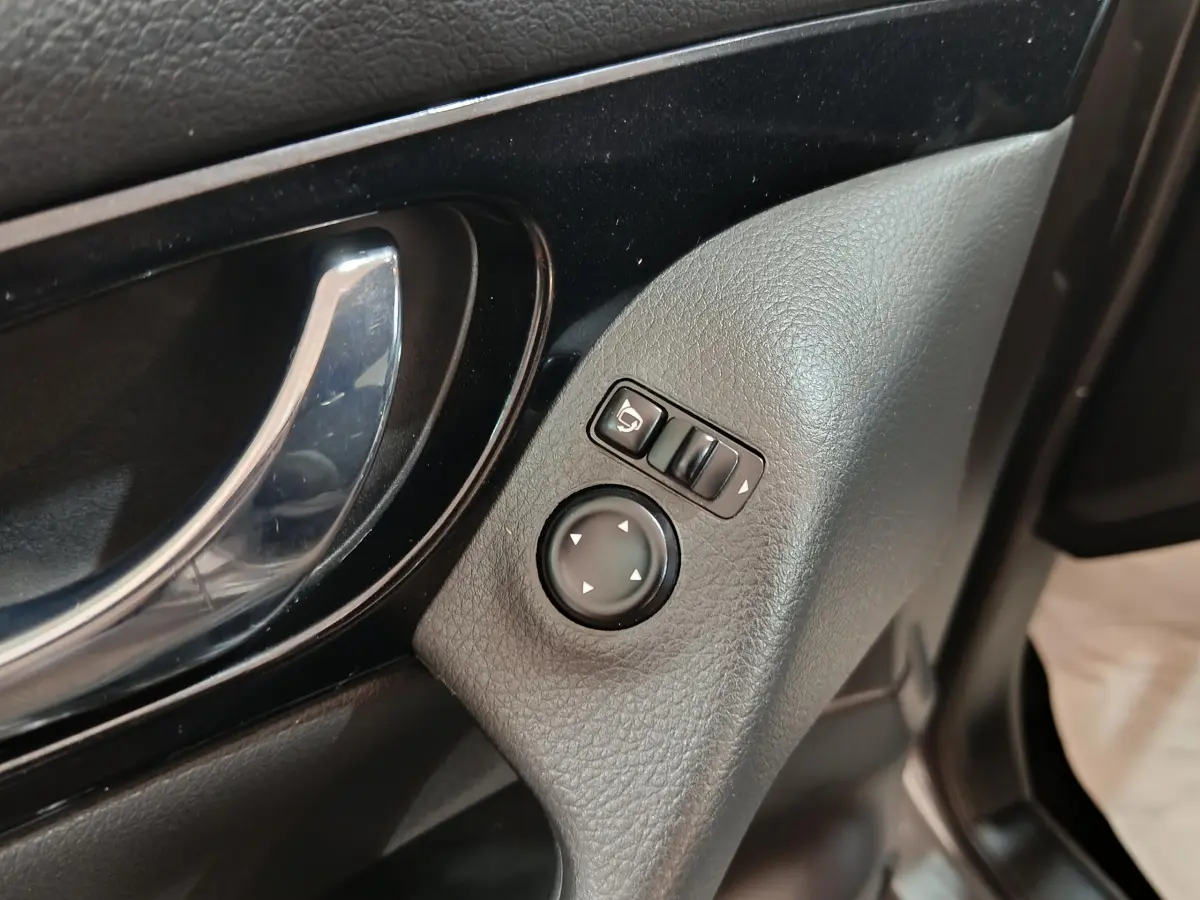 Gros plan sur la commande de réglage des rétroviseurs côté conducteur du Nissan Qashqai gris clair 2019.