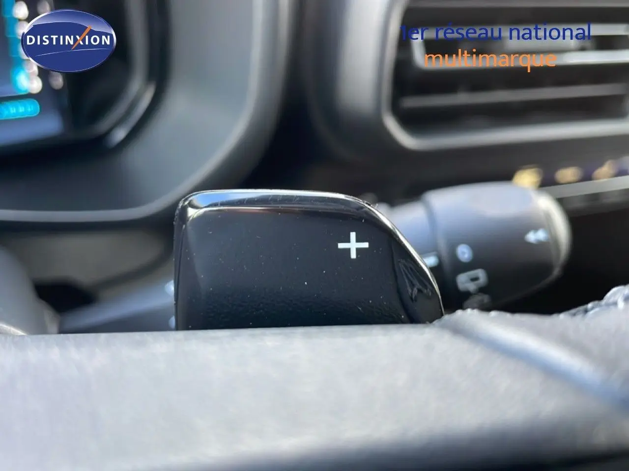 Gros plan sur la palette de changement de vitesse droite du Citroën Berlingo blanc glacier, intérieur avec commandes au volant.