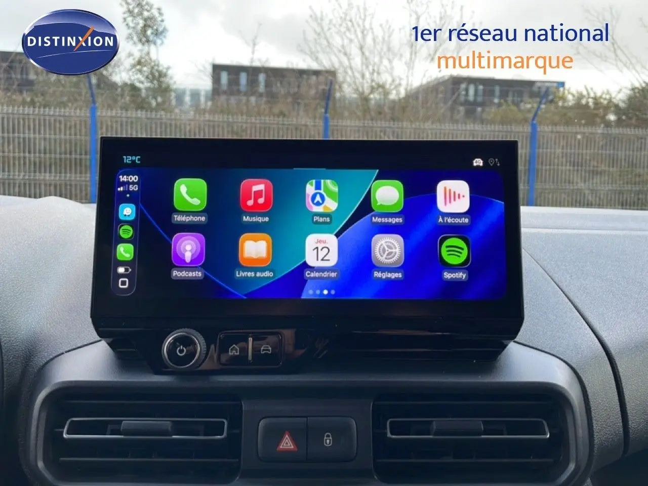 Vue intérieure centrée sur l'écran tactile du tableau de bord du Citroën Berlingo blanc glacier 2025.