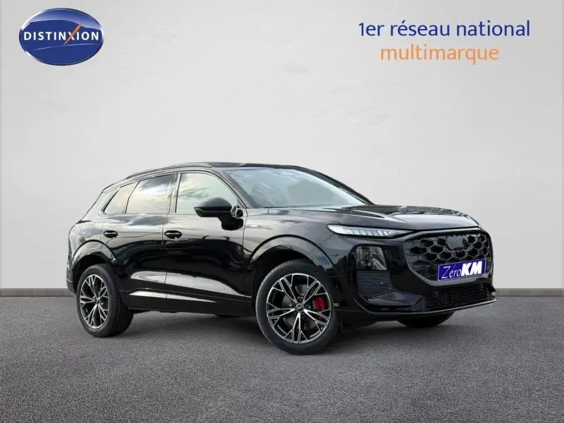 Audi Q3 2.0 TDI S line noir métallisé en 3/4 avant droit, avec jantes alliage et étriers de frein rouges visibles.